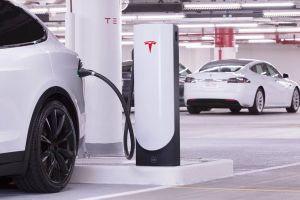 Tesla představila nový kompaktní Supercharger