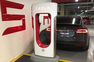 Tesla vrací nabíjení u Superchargerů zdarma, doporučit ho můžete až pěti kamarádům