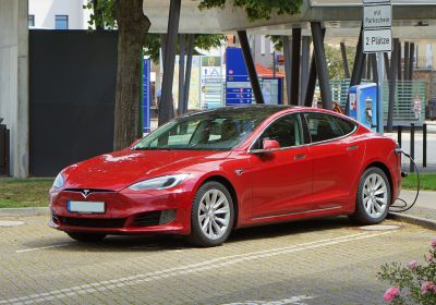 Tesla představila revoluční baterie, prodlouží dojezd o polovinu