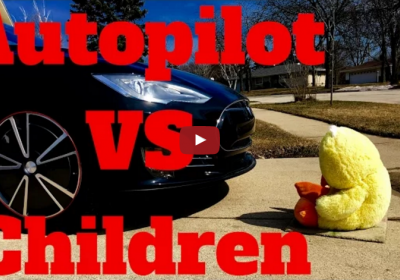 VIDEO: Tesla Autopilot Summon vs. malé dítě