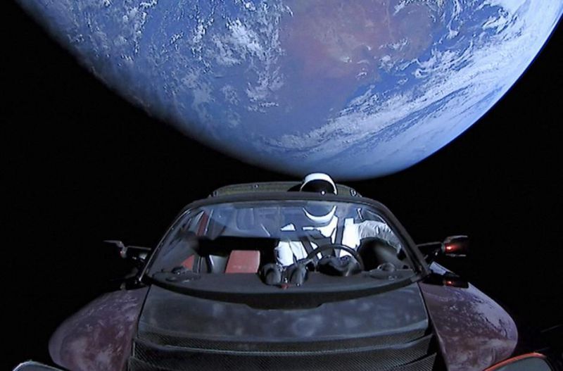 Co udělá vesmír s roadsterem Elona Muska?