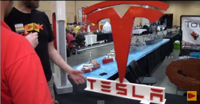 LEGO nikdy nezestárne – Logo Tesla Motors vyrobené z LEGO kostek!