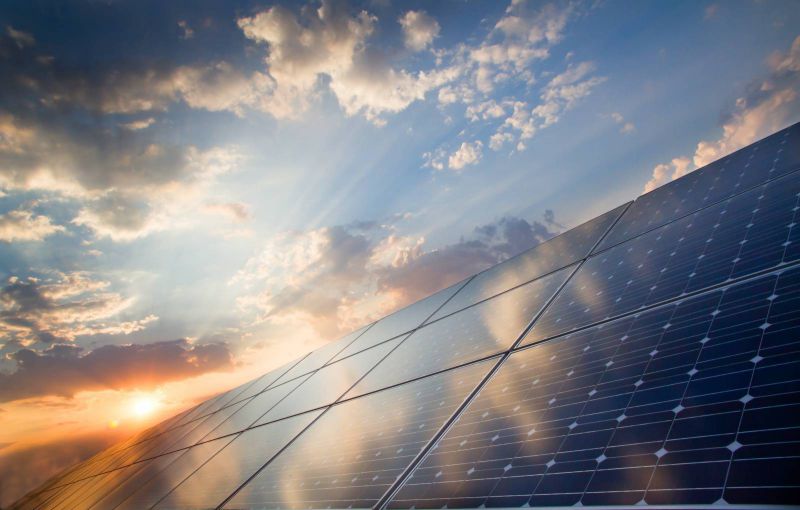Místo střešních solárních panelů chce Musk vyrábět rovnou solární střechy 