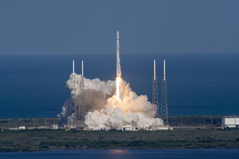 SpaceX vyslala na oběžnou dráhu 10 satelitů, raketa se úspěšně vrátila
