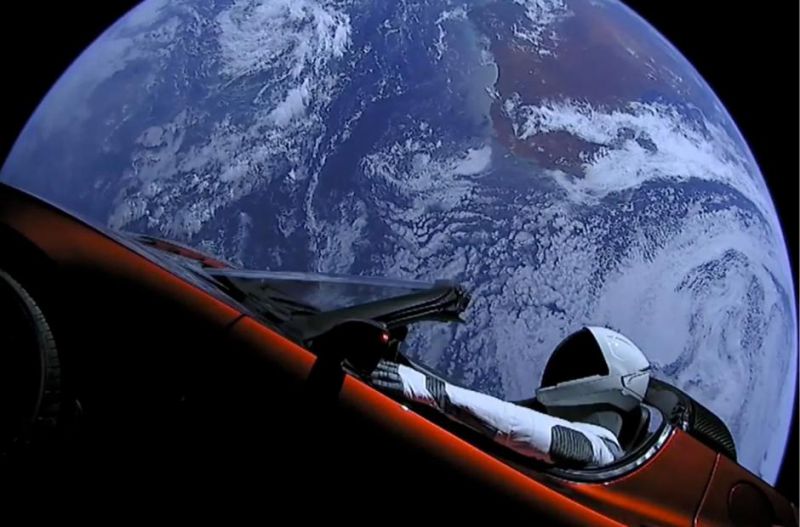 Starman s Teslou Roadster Elona Muska jsou za oběžnou dráhou Marsu