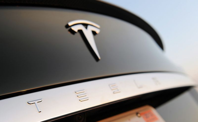 Tesla na autosalonu v Paříži přitahuje pozornost