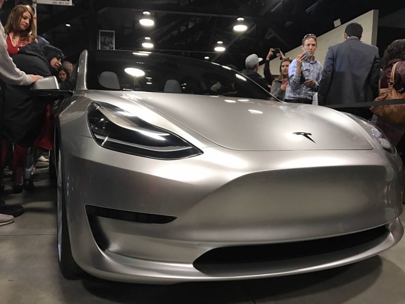 Tesla vybere od investorů 1,15 miliardy dolarů, na rozjezd Modelu 3