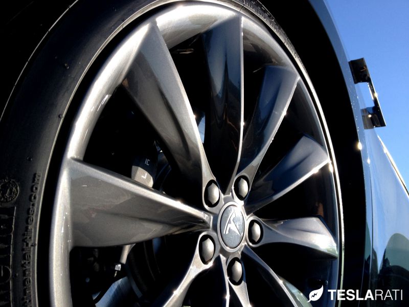 Věděli jste, že Tesla používá technologii na snížení hluku pneumatik