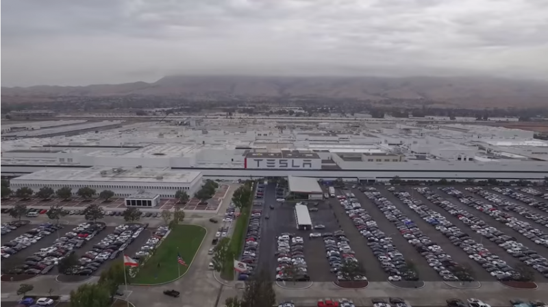 VIDEO: 90 sekund v továrně Tesla Motors