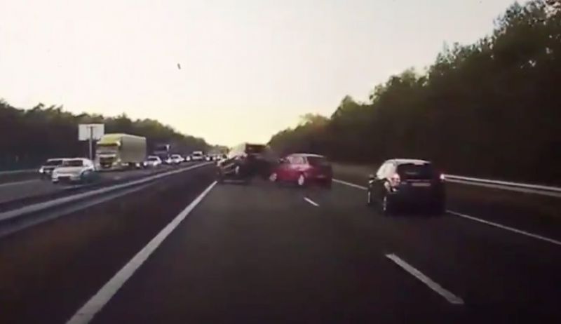 VIDEO: Autopilot předvídal nehodu ještě než se stala!