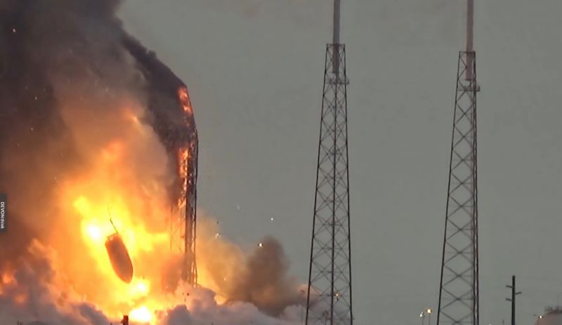 Výbuch rakety SpaceX mohlo podle Muska způsobit „něco jiného”