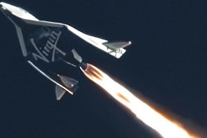 Cestovní raketoplán SpaceShipTwo poprvé dosáhl kosmického prostoru