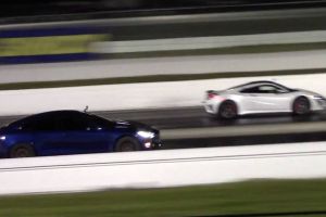 Drag race: Nová Acura NSX versus Tesla Model S P100D! Z toho vám bude přecházet zrak