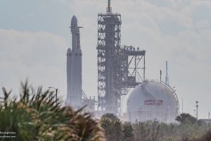 Falcon Heavy hledí k nebi! Start největší Muskovy rakety se blíží