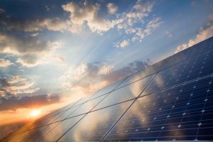 Místo střešních solárních panelů chce Musk vyrábět rovnou solární střechy 
