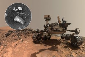 Překvapení z Marsu: Robot Curiosity objevil zvláštně lesklý kámen