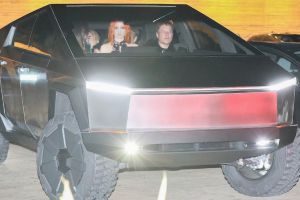 Příliš velké auto do města? Elon Musk s Cybertruckem srazil kužel...