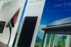 Solární panely Tesla jsou k vidění i v showroomech