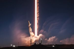SpaceX úspěšně odstartovala novou éru znovupoužitelných raket