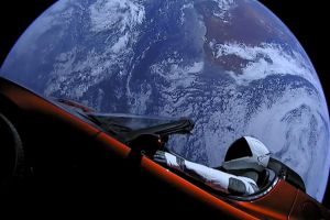 Starman s Teslou Roadster Elona Muska jsou za oběžnou dráhou Marsu