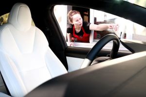 Tesla bez řidiče překvapila obsluhu u McDrive - video!