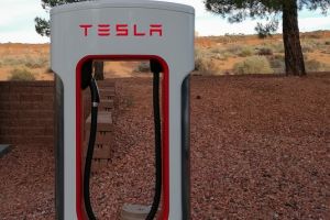 Tesla čínskému řidiči naúčtovala za nabíjení 14 milionů korun