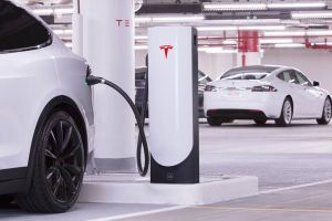 Tesla dramaticky navyšuje ceny dobíjení. Připlatí si i Evropa