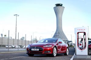 Tesla Model S P85D vs. Audi RS7, BMW M6 GC a Mercedes CLS63 AMG