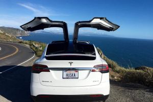Tesla Model X v detailech. Sledujte video návody Tesla!
