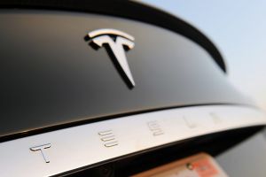 Tesla na autosalonu v Paříži přitahuje pozornost