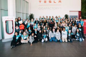 Tesla napomáhá bourat genderové stereotypy ve vědě