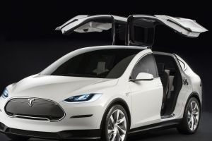 Tesla uveřejnila cenu pro Model X, je k objednání za 2 miliony Kč