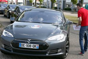 Tesla v praxi XXIII: Čas strávený nabíjením, servis a upgrade