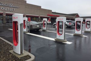 Tesla zdvojnásobí počet Superchargerů