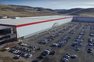 V Gigafactory pracuje přes 1000 lidí, každý měsíc Tesla najme až 200 dalších