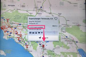 Ve vozech Tesla je možné nově zobrazit i reálnou obsazenost Superchargerů