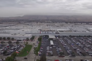 VIDEO: 90 sekund v továrně Tesla Motors