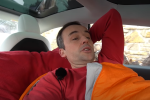 Video - Český youtuber strávil mrazivou noc v Tesle!