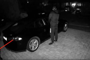 Video: Dva zloděje kradoucí Teslu zaskočil velmi nečekaný problém