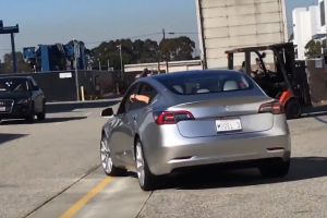 VIDEO: Prototyp Modelu 3 na silnicích Kalifornie