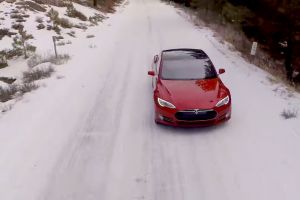 VIDEO: Tesla Model S P85D v zimě