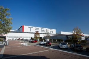 Vylepšení továrny Tesla
