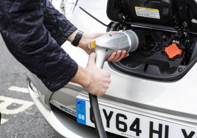 Britská vláda chce donutit benzínky povinně instalovat dobíjecí stanice