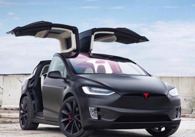 Cenoví držáci: Nejnovější studie ukazuje, jak málo klesá cena ojetých vozů Tesla