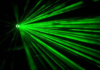 Čištění předního skla pomocí laserů? Tesla má nový patent!