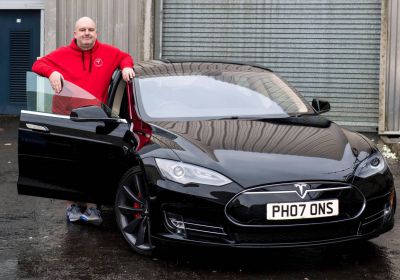 Co má společného Tesla Model S, James Watt a muzeum v Glasgow? Jednoho velmi štědrého dárce!