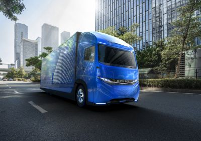 Dnes měla být představena Tesla Semi, místo ní je tu Mitsubishi E-FUSO