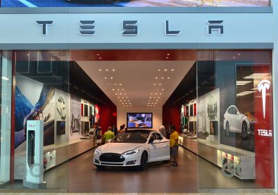 Do konce roku 2017 chce mít Tesla po světě otevřeno 440 prodejen Tesla Store 
