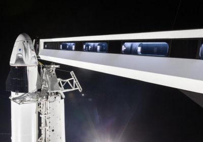 Kosmická loď Dragon pro lidskou posádku už trénuje na startovací rampě