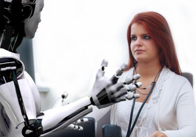 Lidští zaměstnanci pracují lépe, když je hlídají nevrlí roboti